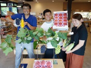 左から生産者などでつくる「ふるふる会」の石黒貴之果樹部会長、石黒博之会長、「ふるふる」の樋口未来店長