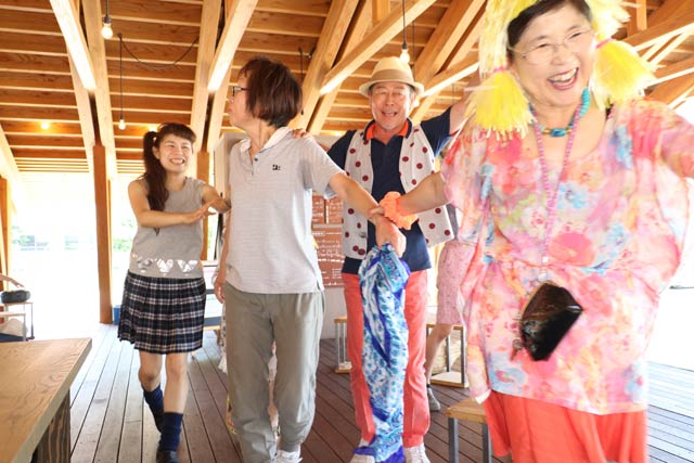  サマー☆フェスタの三条東公民館での本番に向けてステージえんがわで練習する「65歳以上の劇団」