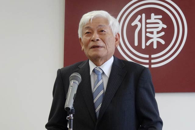  退任のあいさつを行う吉田副市長