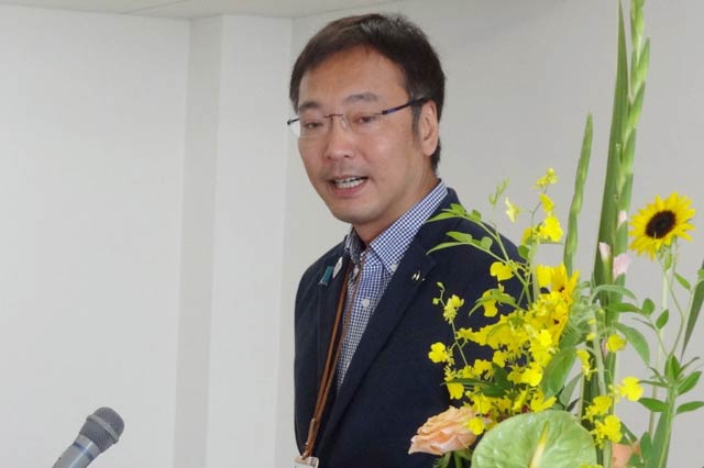 冒頭から目を潤ませてあいさつする国定市長