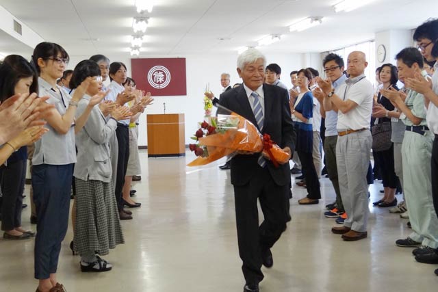 職員の拍手に送られて退場する吉田副市長