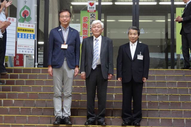 正面玄関前で最後の三役の記念撮影