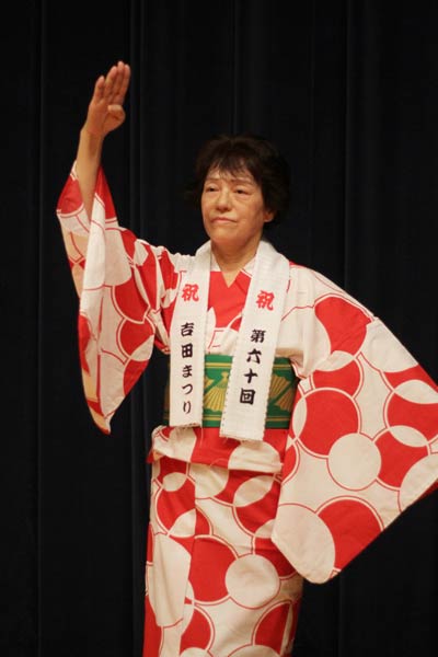  この浴衣を着た20人余りが踊りの輪に入って手本となる踊りを披露する
