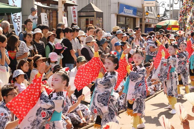  ことし5月の燕・戸隠神社春季祭礼で行われた木場小路万灯の伊勢音頭とお玉の踊り