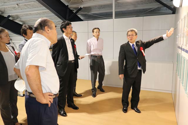  オープンファクトリーを案内する藤田社長