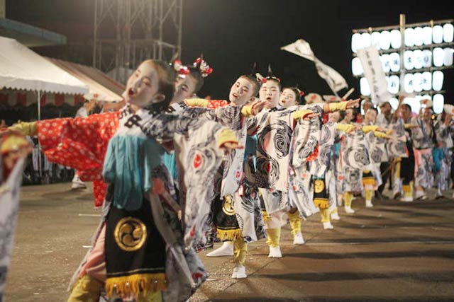  竿灯を万灯に見立てて木場小路万灯組のお玉が伊勢音頭を踊る