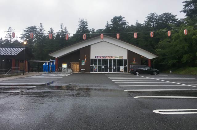  弥彦灯籠まつり前夜祭で雨でもステージショーが行われる予定だったヤホール