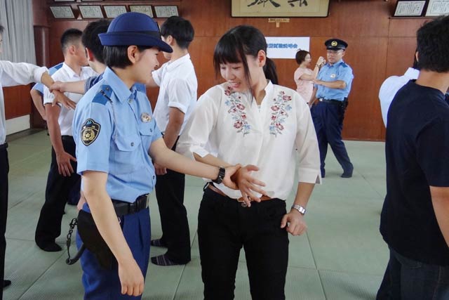  三条署で開かれた警察官体験型就職説明会で護身術体験