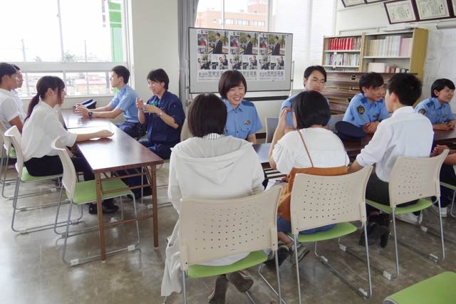 直接、若手警察官に質問をぶつる