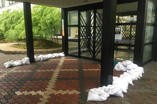 弥彦村役場の正面玄関前にも土のう