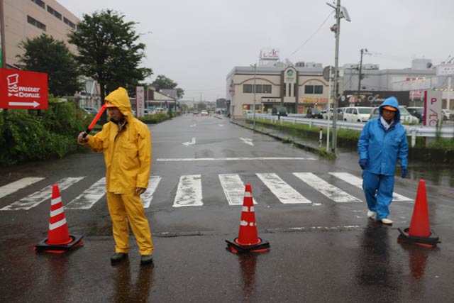 イオン県央店付近で冠水のため通行止め