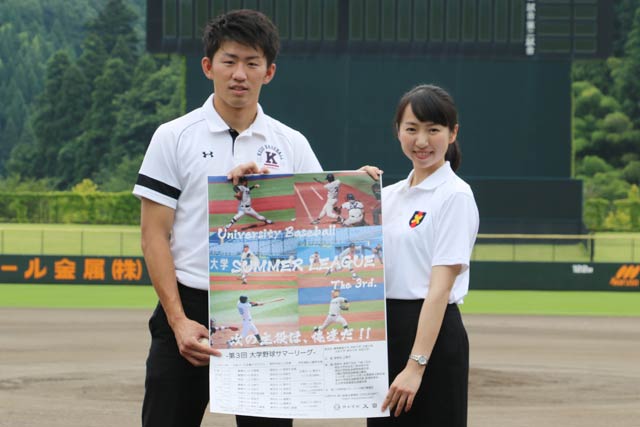  来県してサマーリーグをPRした慶応野球部の3小野さん(左)とマネージャーの2年原田さん