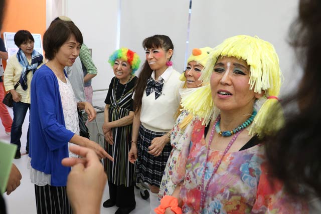 観客を送る団員