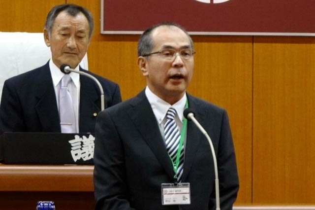 副市長に就任して臨時会であいさつする若山氏