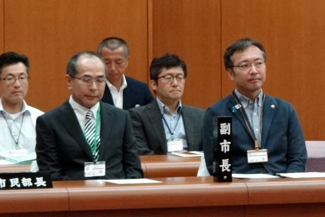議場の理事者の席で副市長となって国定市長と席を並べてる若山氏