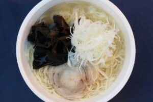 透き通ったあっさりスープの「かん哲」の立ち食い塩ラーメン