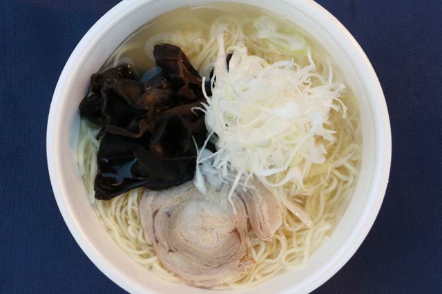 透き通ったあっさりスープの「かん哲」の立ち食い塩ラーメン
