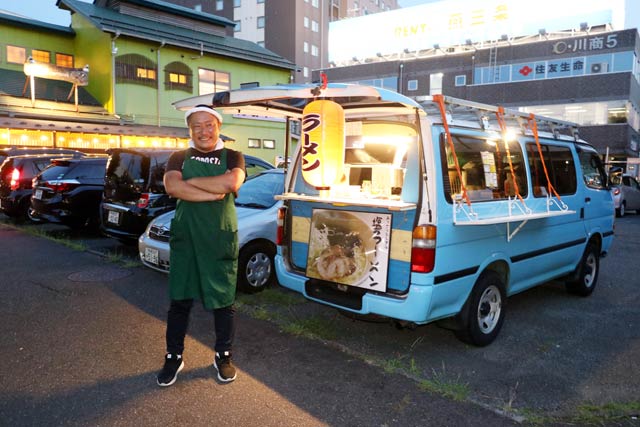  「味覚天国たまや」の駐車場で立ち食いラーメン「かん哲」を営業する関本さん