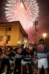 燈籠押しと花火が同時に進行