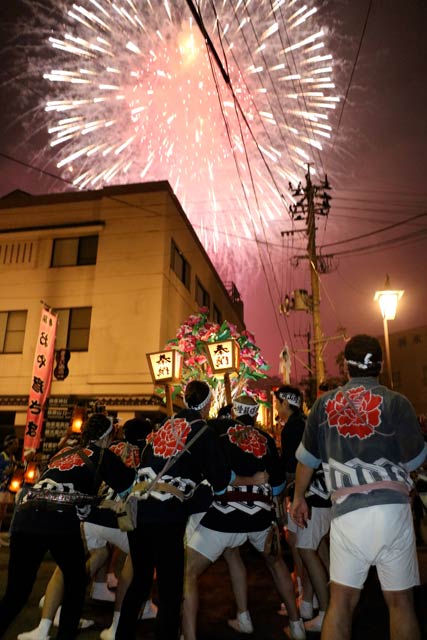 燈籠押しと花火が同時に進行