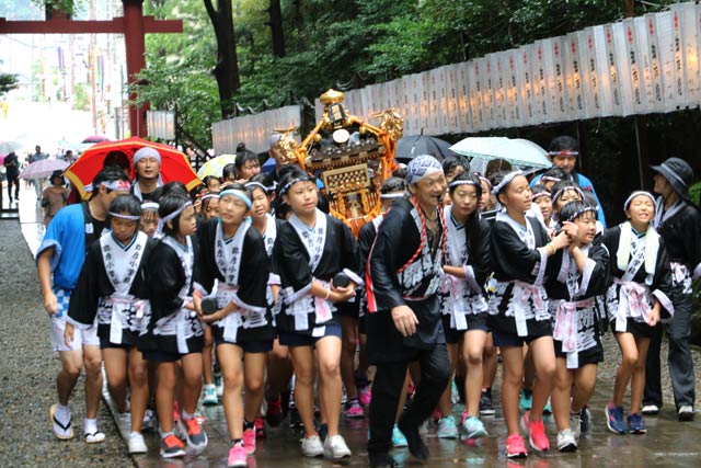 子ども燈籠押しは時間を繰り上げて弥彦神社へ戻る