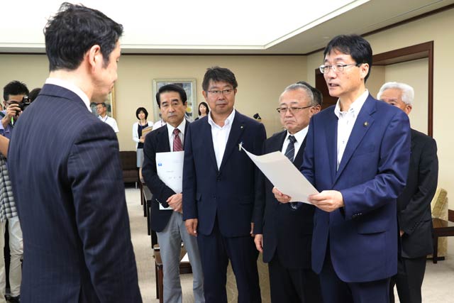 鈴木燕市長から米山知事に要望書を手渡す