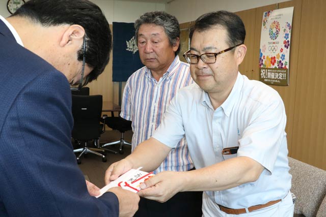  左から鈴木市長、コンペ実行委員長の山儀工業所の樋山社長、カンダの神田社長