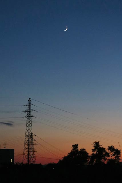  26日午後7時30分撮影　夕焼けに染まった空に三日月が浮かぶ