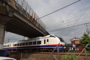 人身事故で市道西大崎西本成寺線の跨線橋の下に臨時停車した列車