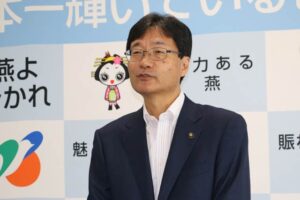 定例記者会見を行う鈴木燕市長