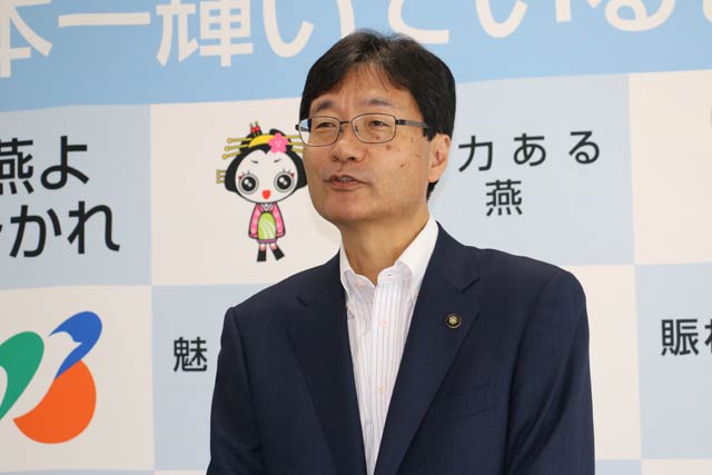  定例記者会見を行う鈴木燕市長