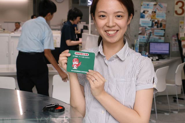 ＝燕市役所1階の市民課窓口の印鑑マットを新しい印鑑マットに