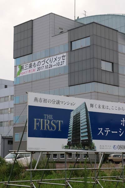 分譲マンションが建設されると壁面看板は見えなくなる