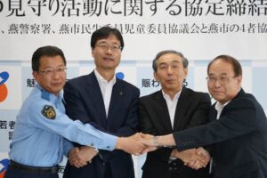 hidariak左から相澤燕署長、鈴木燕市長、池内協栄信用組合理事長、佐藤燕市民生委員児童委員協議会会長