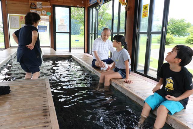  冷やし足湯は涼味満点