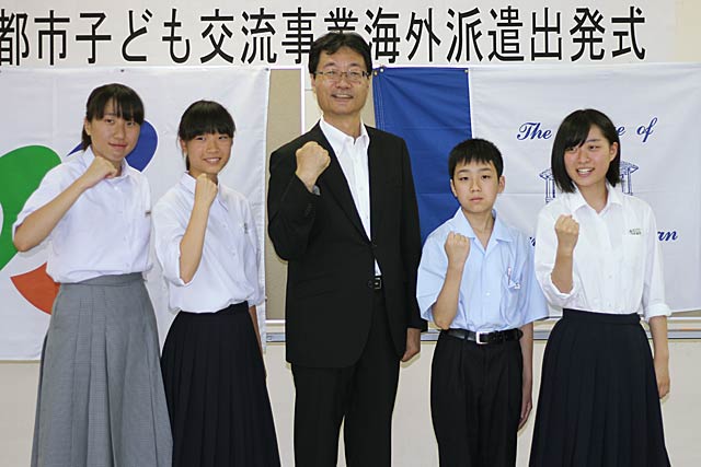  鈴木市長を囲んで左から派遣生の吉田中3年加藤優菜さん、分水中2年平原桜子さん、燕中等教育学校3年長谷川蒼さん、燕中3年阿部楓果さん