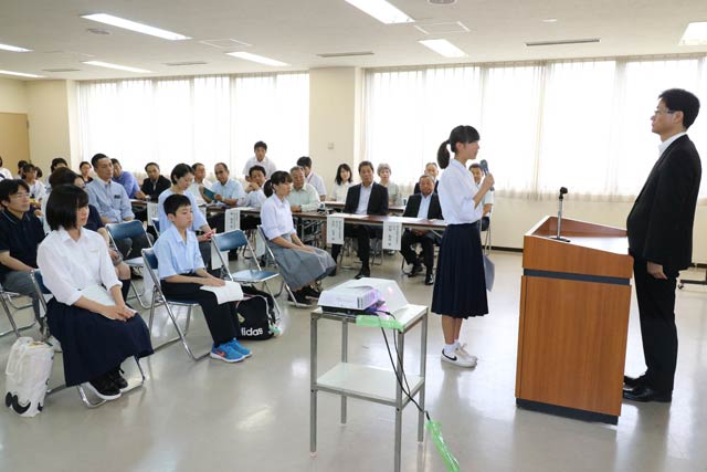  派遣生を代表して決意表明する平原さん