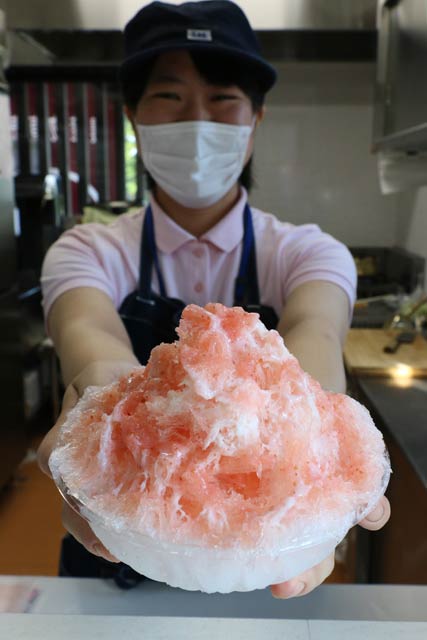  越後姫シロップがたっぷりかかった「農産物直売所やひこ」の「越後姫のかき氷」