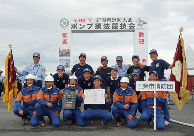  第68回新潟県消防大会のポンプ操法競技会小型ポンプ操法で2位になった下田方面隊第2分団