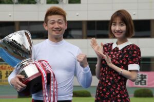 優勝した諸橋愛選手とAKB48の柏木由紀さん