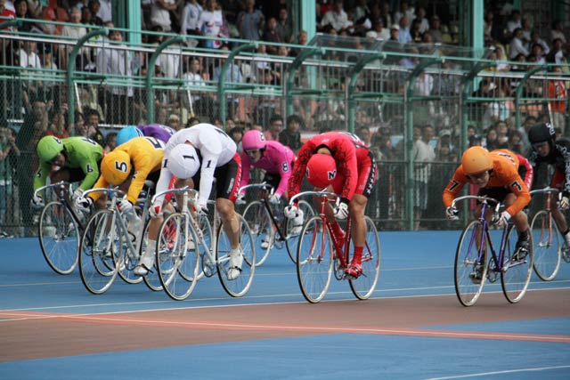 白いユニホームの1番の諸橋選手がトップを切ってゴール