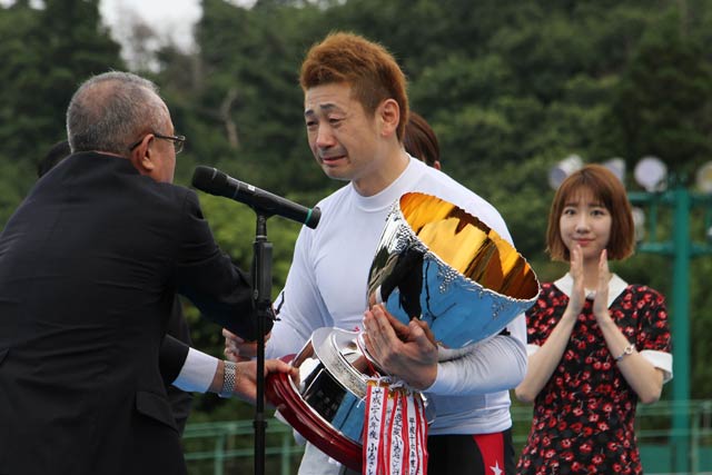 小林村長から涙でカップを受け取る諸橋愛選手