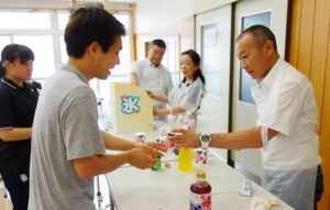 燕ロータリーが「つばくろの里」にかき氷をサービス
