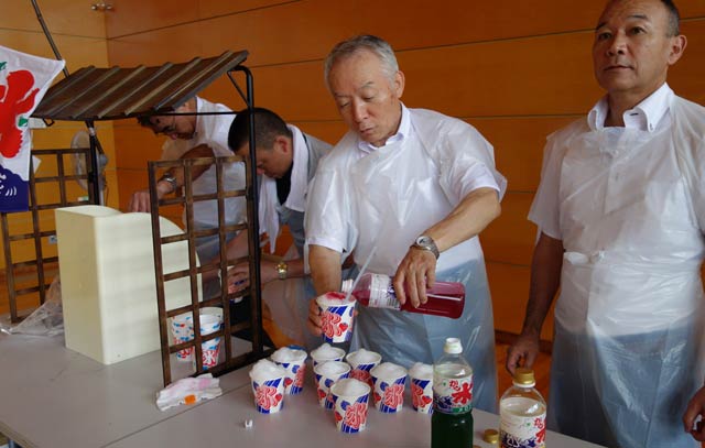  燕ロータリーが「つばくろの里」にかき氷をサービス