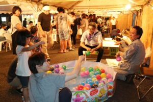 初日からにぎわう弥彦の縁日村