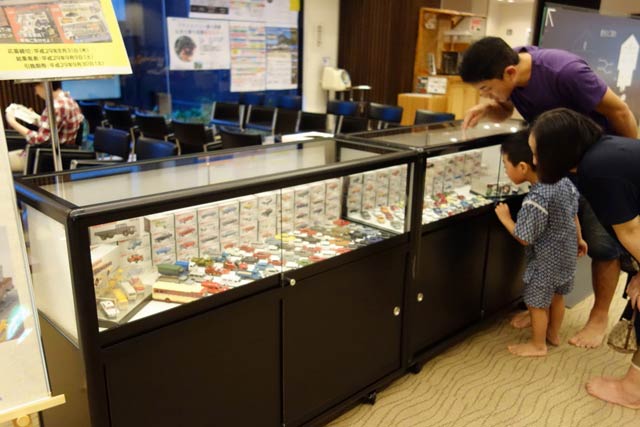 「トミカ リミテッド ビンテージ コレクション」のミニカーを展示している「いい湯らてい」