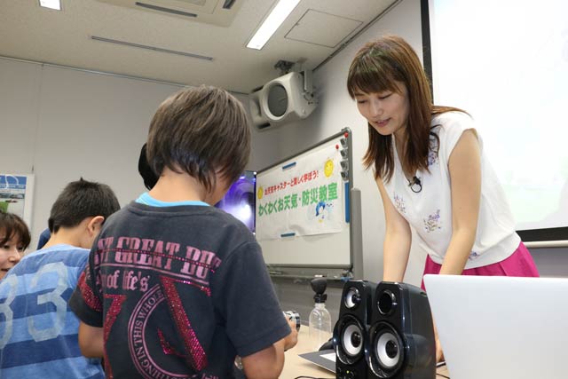気象キャスターの菊池真以さんを講師に開かれた「わくわくお天気・防災教室」