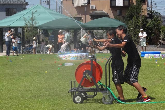  2日に条南あおば公園で行われた「スプリンクラーで水遊び!!」