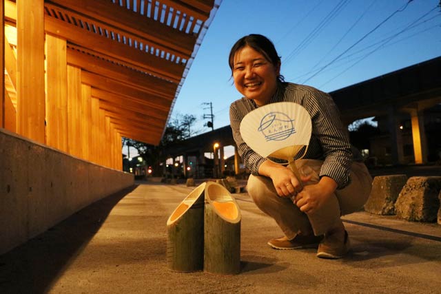 三条夏まつりの大花火大会にあわせてイベントが行われるステージえんがわで「笑顔の竹あかり」とプレゼントする特製竹うちわ