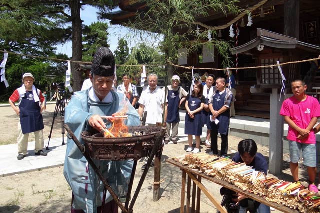 はし供養祭ではしを焼納する藤崎宮司